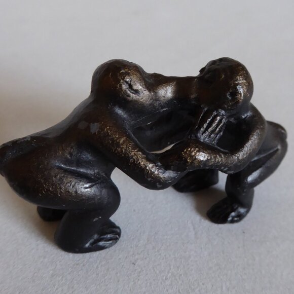 VINTAGE JAPAN JAPANESE CAST IRON KISSING APES MONKEY MONKEYS FIGURE (NEW) - Picture 1 of 9